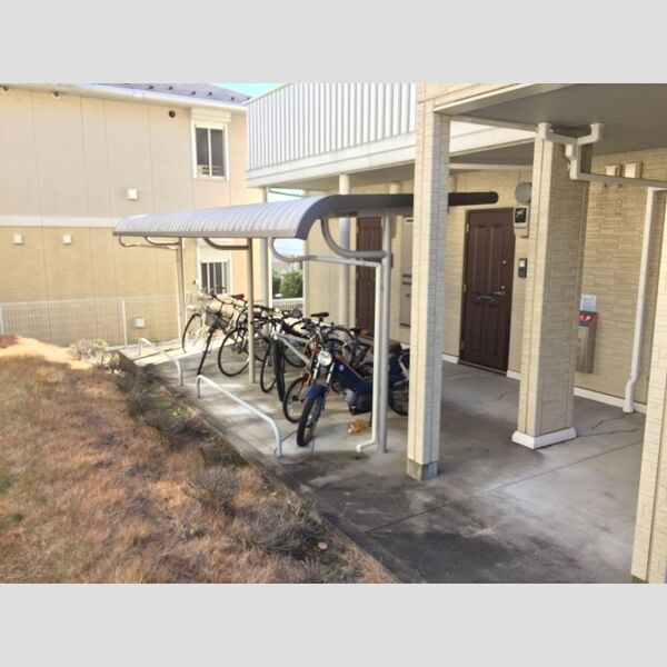 現地周辺 (屋根付き駐輪場)