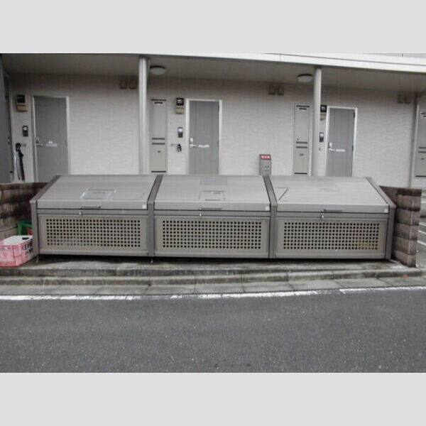 現地周辺 (共用ゴミ置き場(専用ボックスが設置されています))
