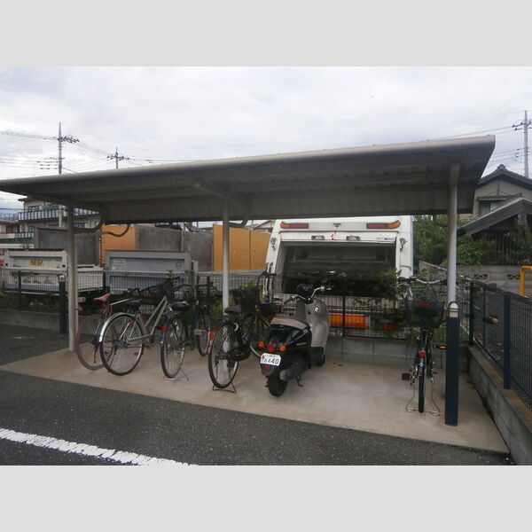 現地周辺 (屋根付き駐輪場)