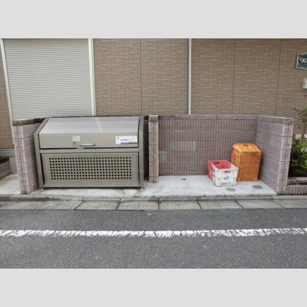 現地周辺 (共用ゴミ置き場(専用ボックスが設置されています))