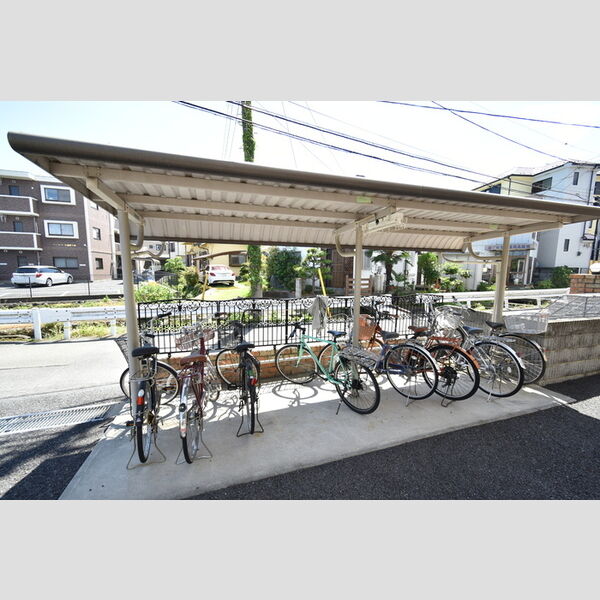 現地周辺 (屋根付き駐輪場)