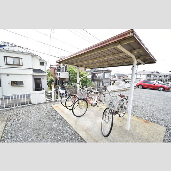 現地周辺 (屋根付き駐輪場)