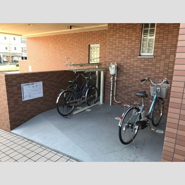 現地周辺 (駐輪場)