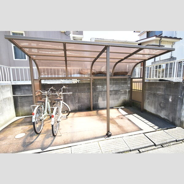 現地周辺 (屋根付き駐輪場)