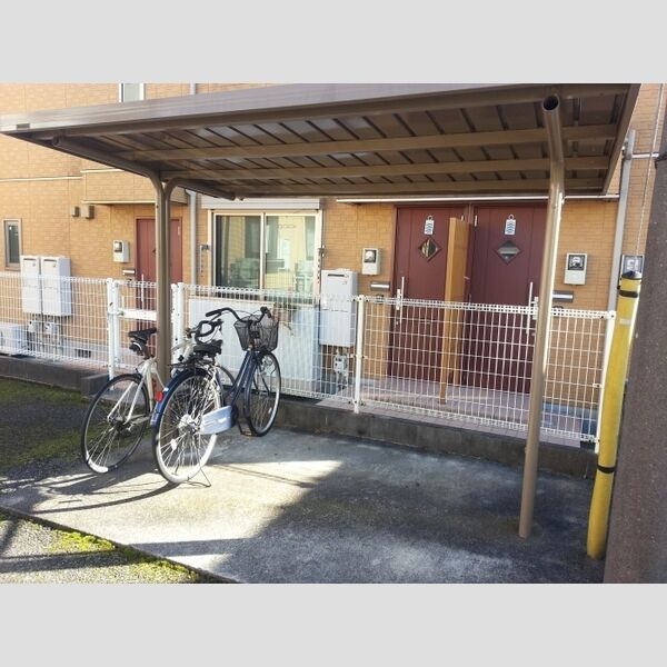 現地周辺 (屋根付き駐輪場)