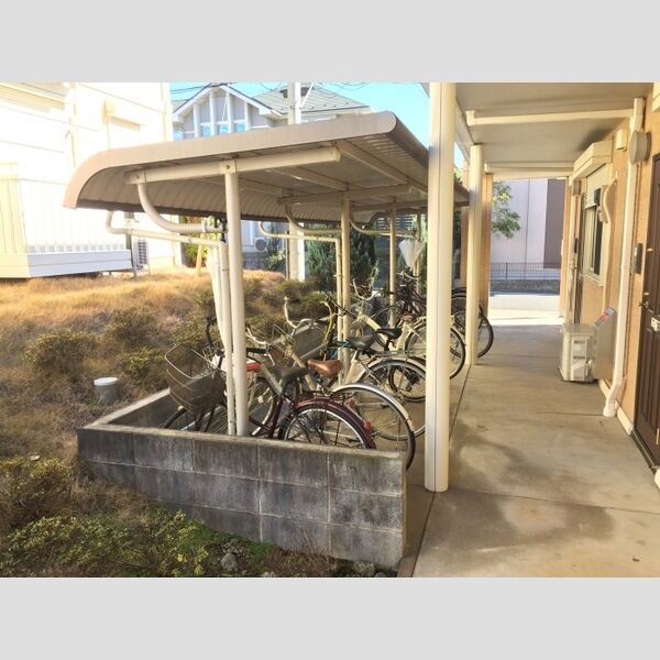 現地周辺 (屋根付き駐輪場)