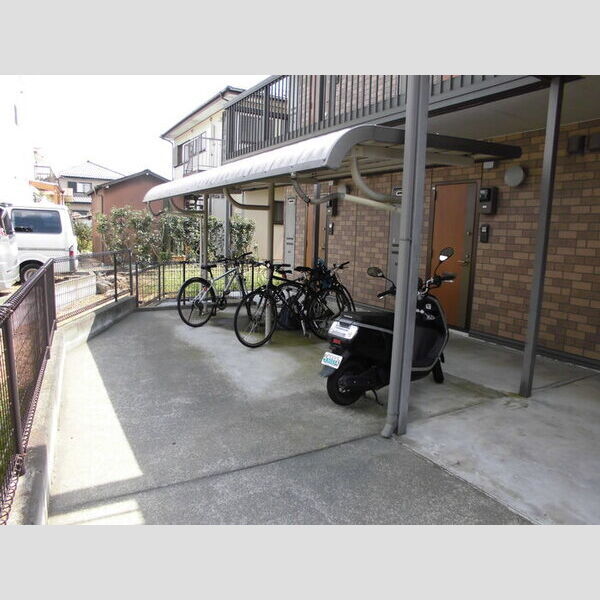 現地周辺 (屋根付き駐輪場)