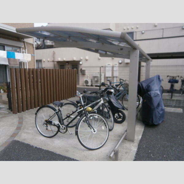 現地周辺 (屋根付き駐輪場)