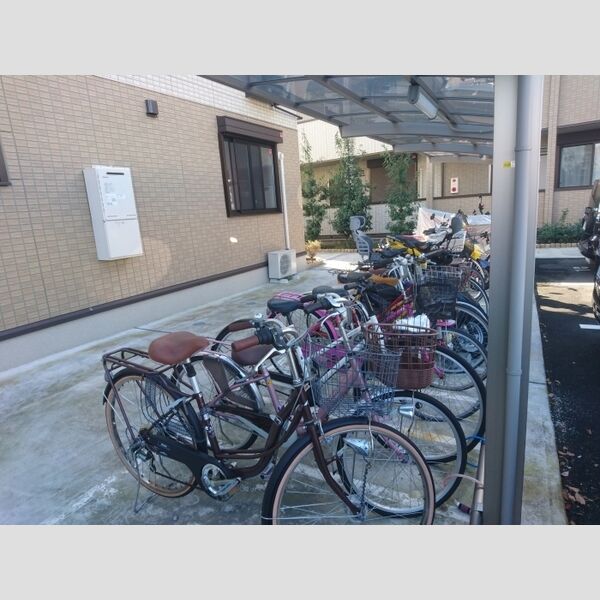 現地周辺 (屋根付駐輪場)