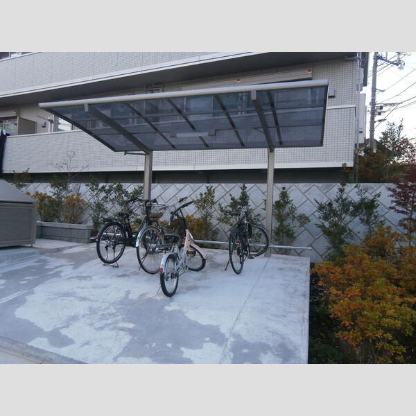 現地周辺 (屋根付き駐輪場)