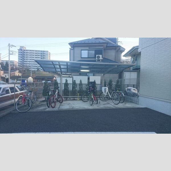 現地周辺 (屋根付駐輪場)