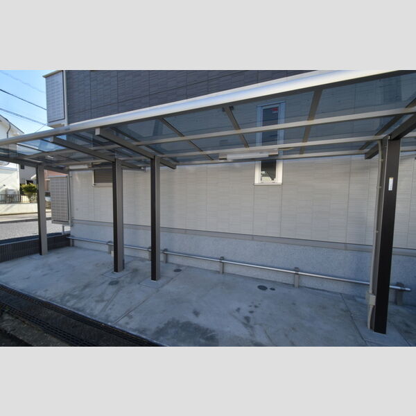 エントランス (屋根付き駐輪場)