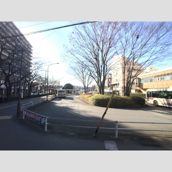現地周辺 (京王高尾線高尾駅前」(2017.3撮影))
