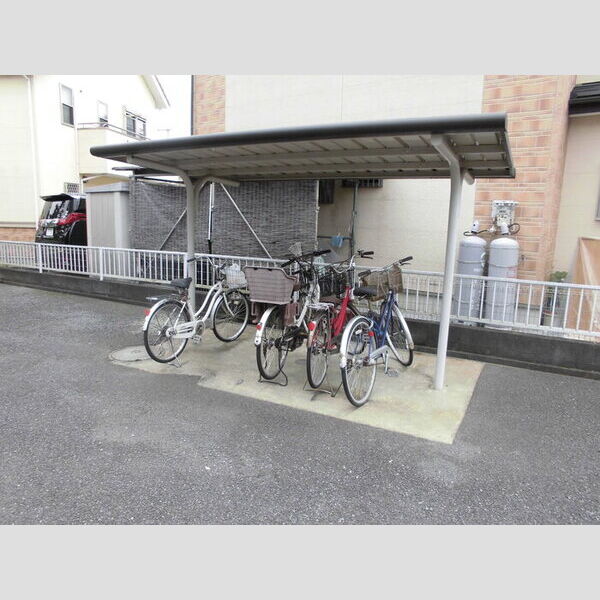 現地周辺 (屋根付き駐輪場)