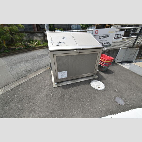 エントランス (入居者専用ゴミ置き場)
