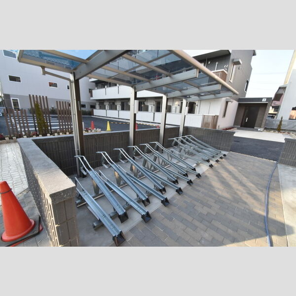 現地周辺 (屋根付き駐輪場)