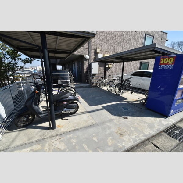 現地周辺 (屋根付き駐輪場)