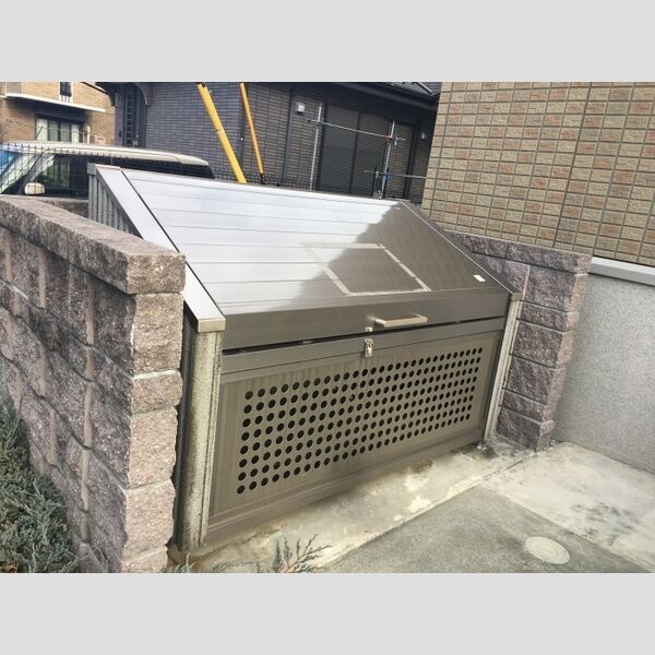 現地周辺 (共用ゴミ置き場(専用ボックスが設置されています))