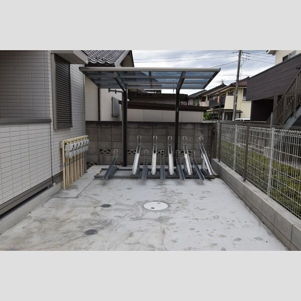 現地周辺 (駐輪場)