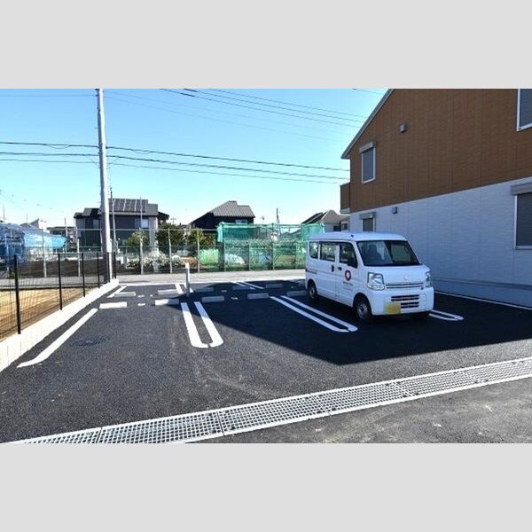 建物外観 (駐車場)