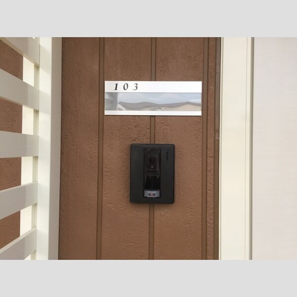 玄関 (表札・インターフォン)