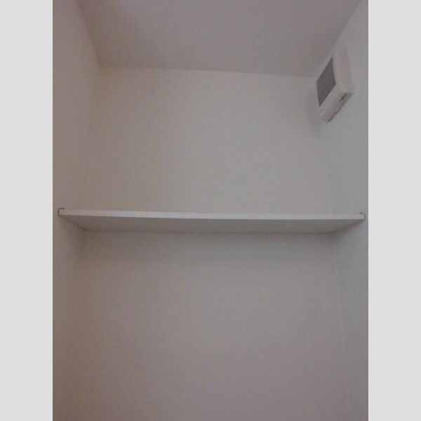 トイレ (トイレ上部の収納棚)