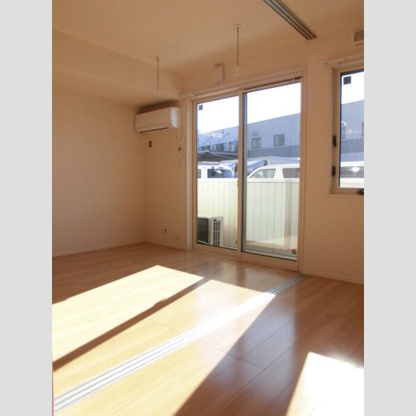 居室・リビング (洋室3.8帖+LDK10.6帖①(仕切りのスライド扉を開けた状態です))