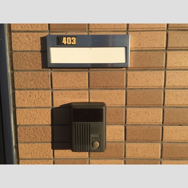 玄関 (表札・インターフォン)