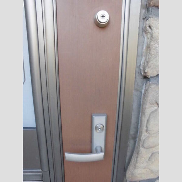 玄関 (玄関ドア(鍵は1キー2ロックです))