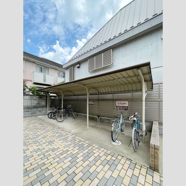 現地周辺 (駐輪場)