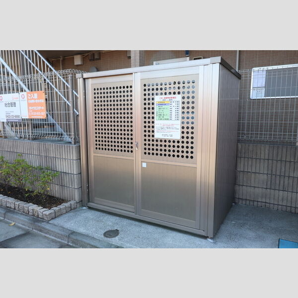 現地周辺 (ゴミ集積場)