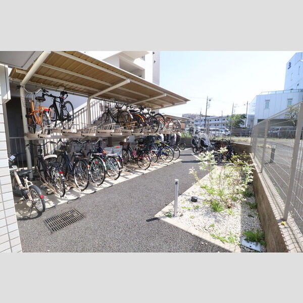 現地周辺 (駐輪場)