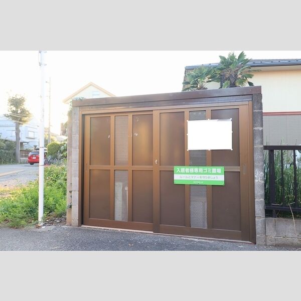 現地周辺 (入居者専用ごみ置場)