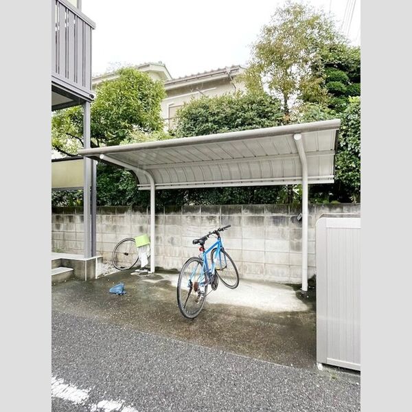 現地周辺 (駐輪場)