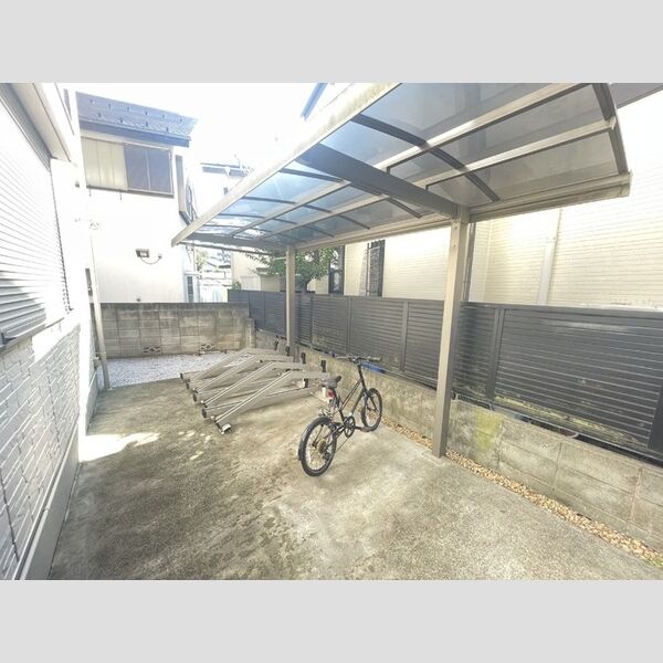 現地周辺 (駐輪場)