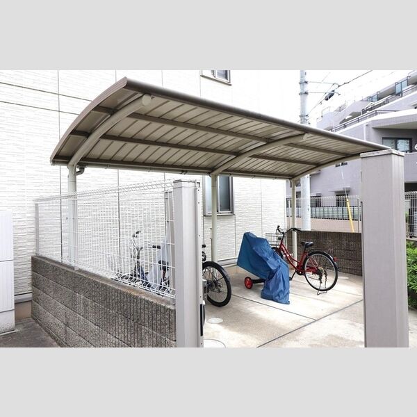 現地周辺 (屋根付き駐輪場)