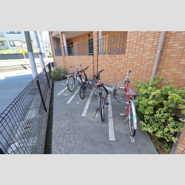現地周辺 (自転車置き場)