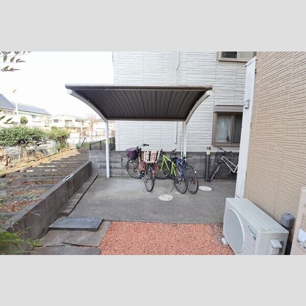 現地周辺 (屋根付き駐輪場)