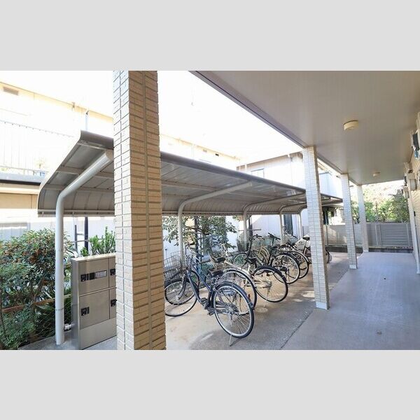 現地周辺 (屋根付き駐輪場)