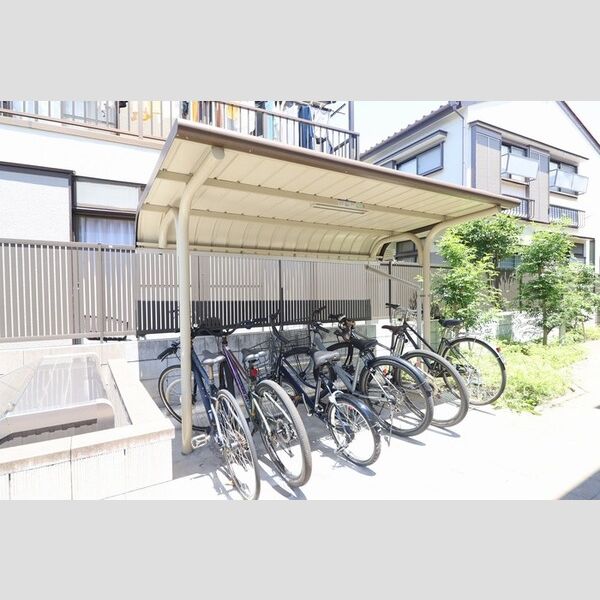 現地周辺 (屋根付き駐輪場)
