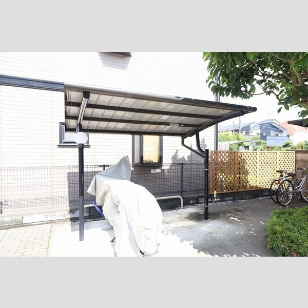 現地周辺 (屋根付きバイク置場)