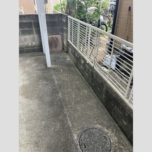 現地周辺 (玄関前自転車置場)