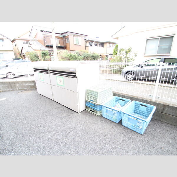 現地周辺 (敷地内ゴミ置き場)