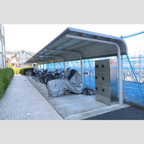 現地周辺 (屋根付き駐輪場/バイク置き場)
