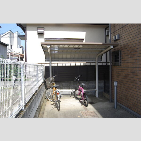 現地周辺 (屋根付き駐輪場)