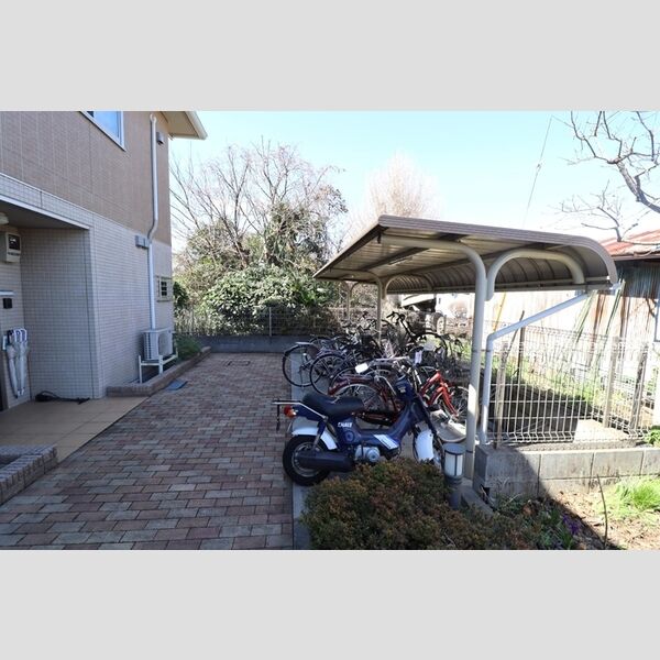 現地周辺 (屋根付き駐輪場)