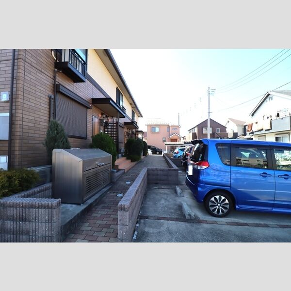 現地周辺 (ゴミストッカー・エントランス前・駐車場)