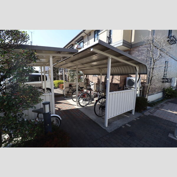 現地周辺 (屋根付き駐輪場)