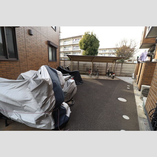 現地周辺 (屋根付き駐輪場・バイク置き場)