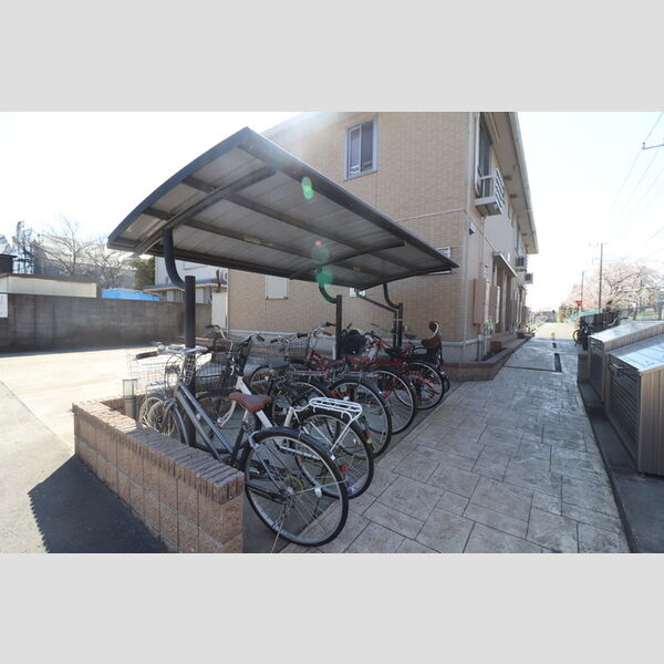 現地周辺 (屋根付き駐輪場)